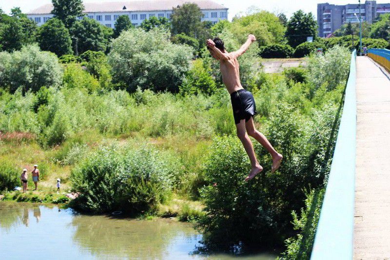 За статистикою, сьогодні на міському озері в Івано-Франківську щодня відпочивають приблизно 400-500 людей