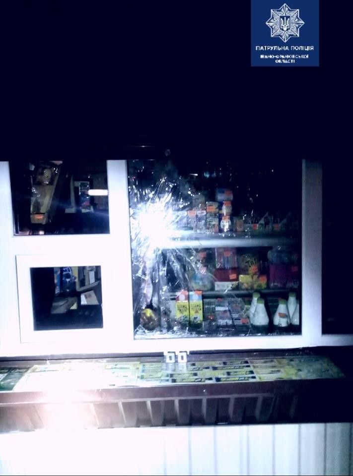 В Івано-Франківську чоловік розбив вікно та пошкодив ролети в кіоску.