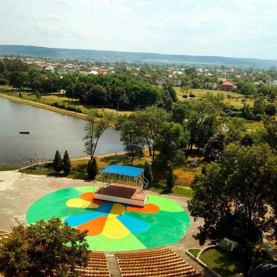 У міському парку площа перед сценою набула нових кольорів. | Фото: Марія Сорока