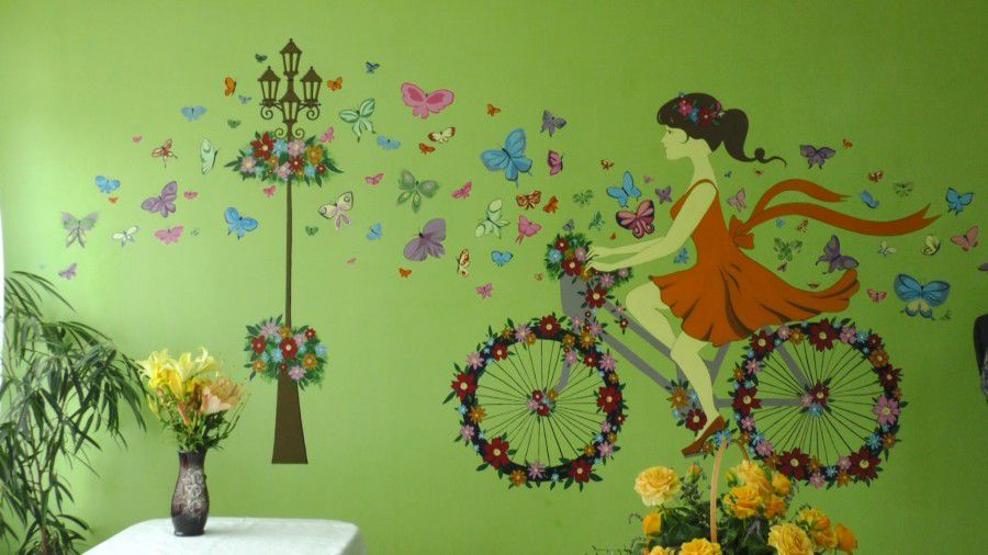 Дитячу лікарню тепер прикрашає яскравий малюнок дівчинки на велосипеді | Фото: Ірина Кміть, Оля Ярема