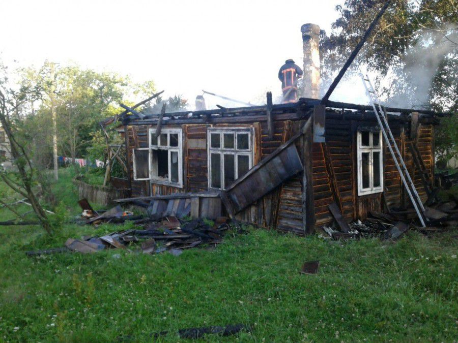 У результаті вогню знищено покриття на площі 30 кв. метрів, частково приміщення кухні та коридору, побутова техніка та р