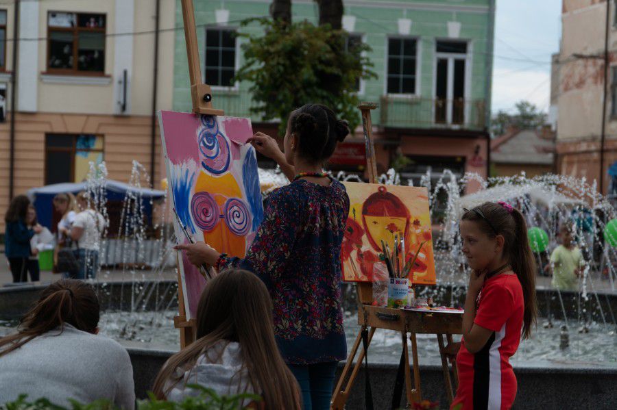 Картини, створені на артпленері, можна буде побачити у виставковій залі | Фото: Володимир Неживело і пресслужба Калусько