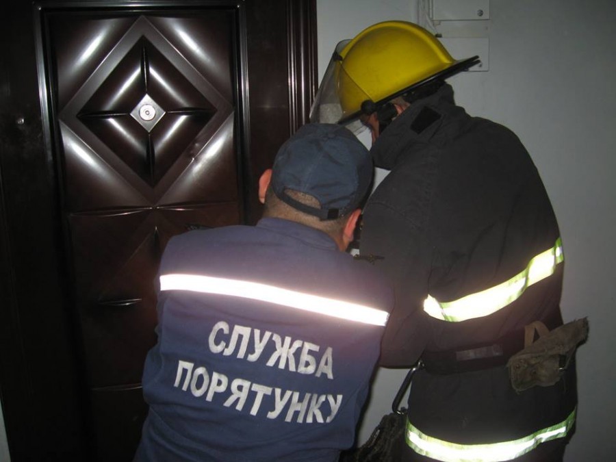 Ілюстрація. Рятувальники відчинили двері квартири та допомогли жінці піднятись.