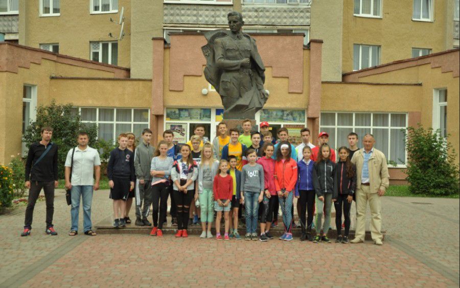 Учасники пробігу подолали дистанцію від пам'ятника Шухевичу до Народного дому в Хотіні.