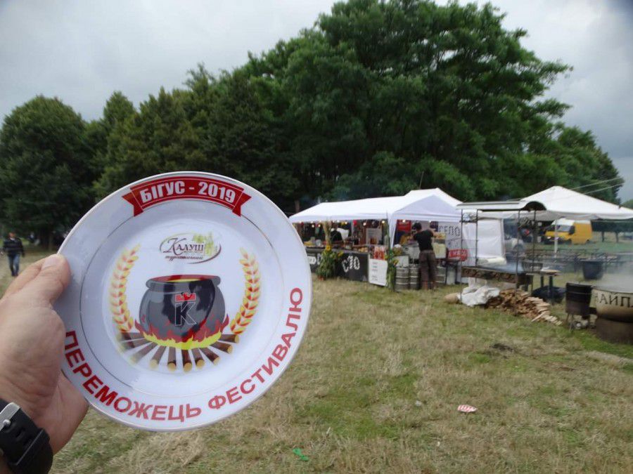 Цьогоріч за власними рецептами варили бігус десять учасників з Коломиї, Івано-Франківська, Чернівців, Чорткова. Місцеві 