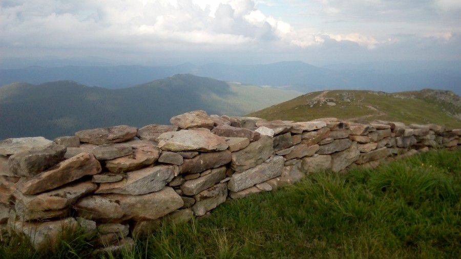 На горі Піп Іван облаштували парканець з каміння
