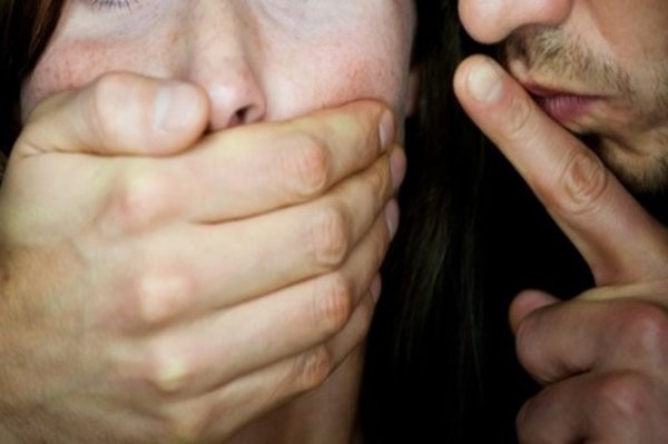 Ілюстрація. Чоловік напав жінку, коли та сама ввечері поверталася додому.