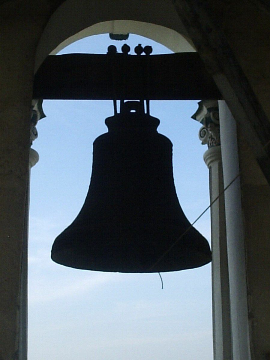 Ілюстрація. Дзвін, виготовлений 1908 року в калуській ливарні Антонія Серафина, зберігається  в церкві на Рогатинщині