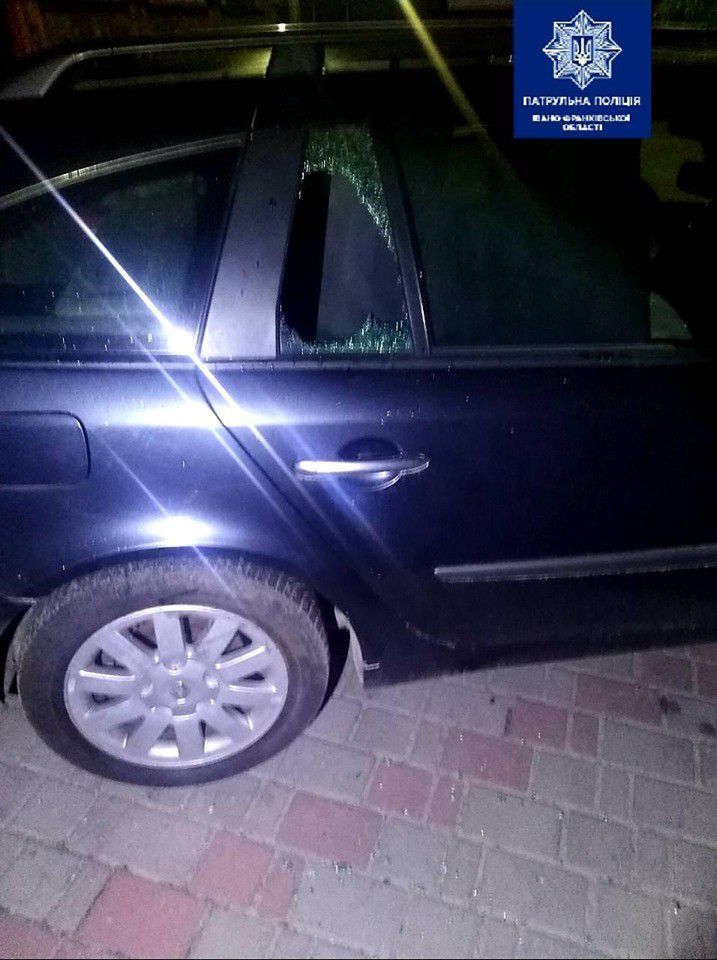 Патрульні затримали чоловіка, який, ймовірно, здійснив пограбування автомобіля в Івано-Франківську.