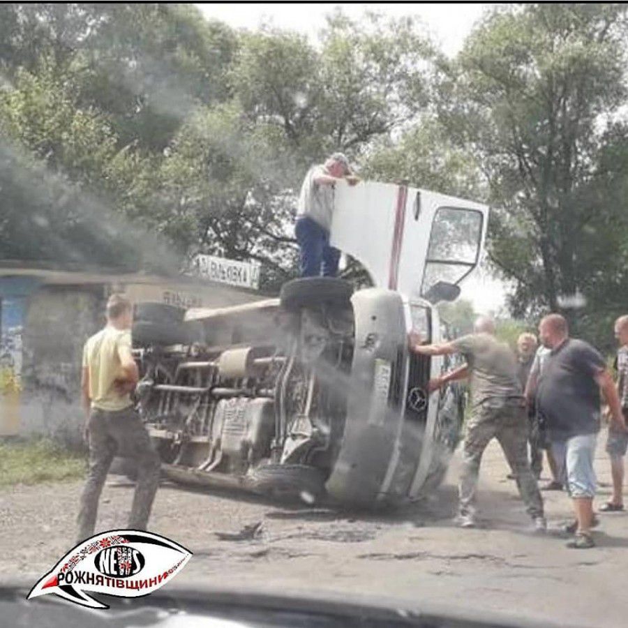 Нетверезий водій спричинив ДТП і з допомогою очевидців знову відправився в дорогу. | Фото: Рожнятівщина PROZORRO