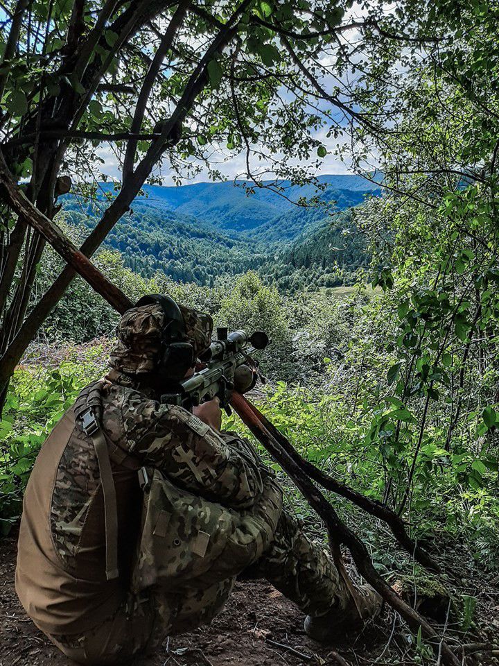 Снайпери тренувалися у гірській місцевості.