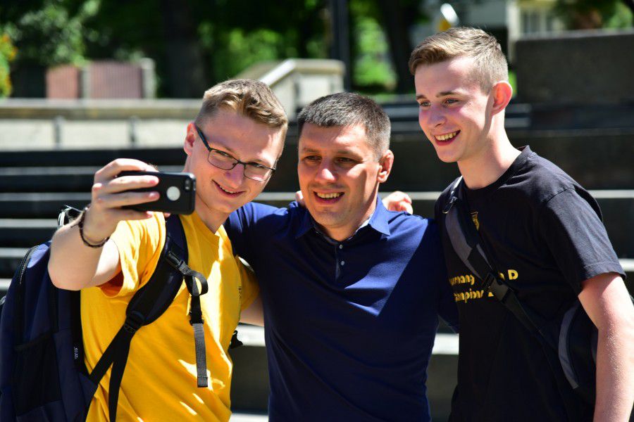 За даними ЦВК, лідирує у 85 окрузі Едуард Прощук. Залишилося порахувати менше 3% протоколів