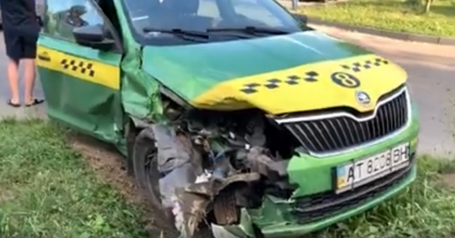 У аварії постраждала автівка "Еко таксі". Офіційної інформації про ДТП наразі нема | Фото: Скрін з відео