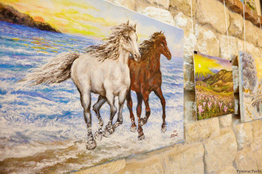 Деколи свої роботи художник продає, а деколи &mdash; дарує добрим людям, які трапляються на його життєвому шляху