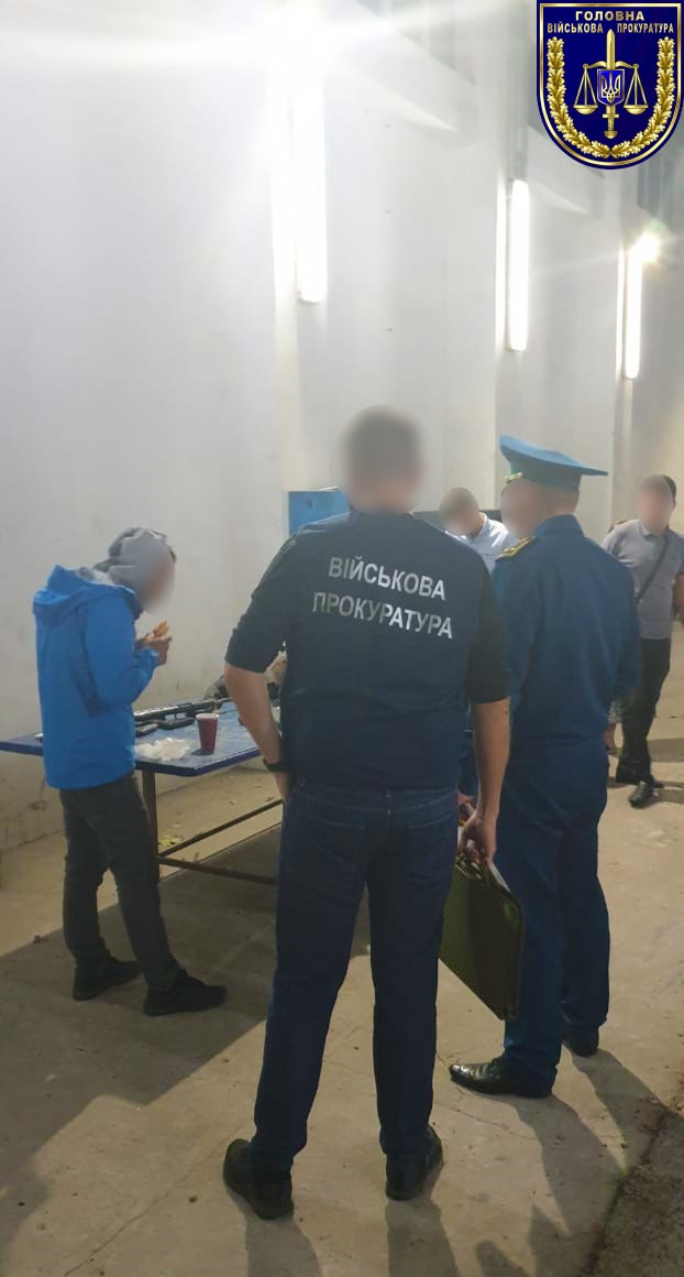 Військова прокуратура виявила іноземця, який намагався вивезти придбану в Україні зброю за кордон.