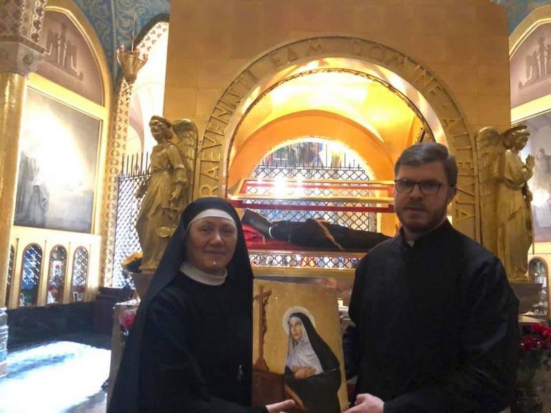 Є свідчення про допомогу від людей, які молилися перед образами та статуєю святої Рити.