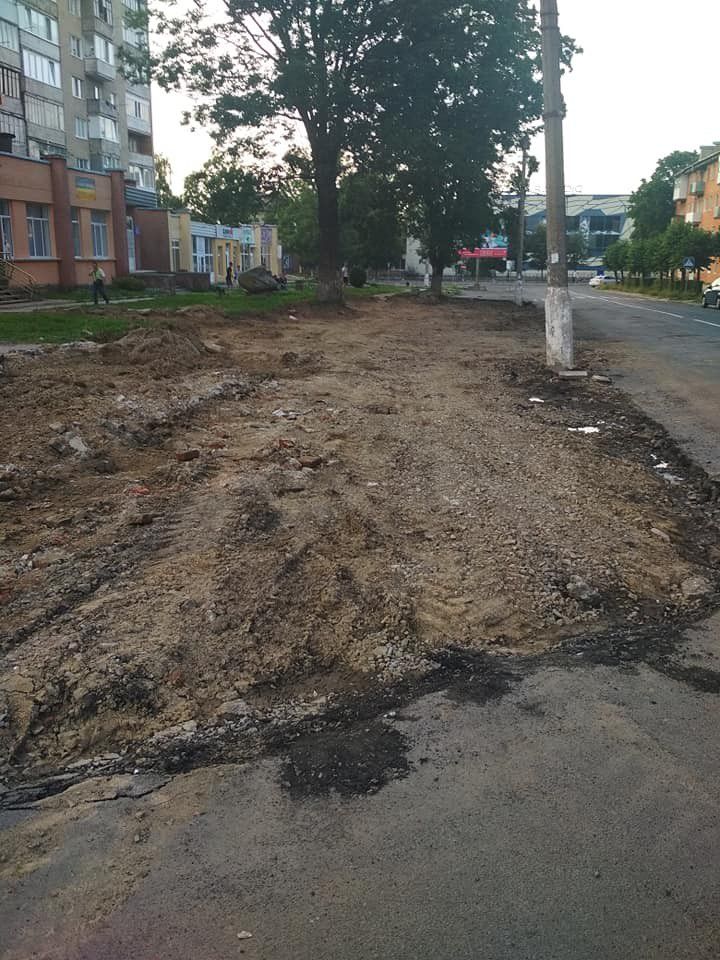 На вулиці Підвальна облаштують тротуар та стоянку для авто | Фото: Євгенія Глушко