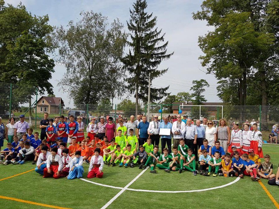 Майданчик покритий штучною травою, тут встановлено баскетбольний щит, футбольні ворота, є розмітка для гри у баскетбол, 