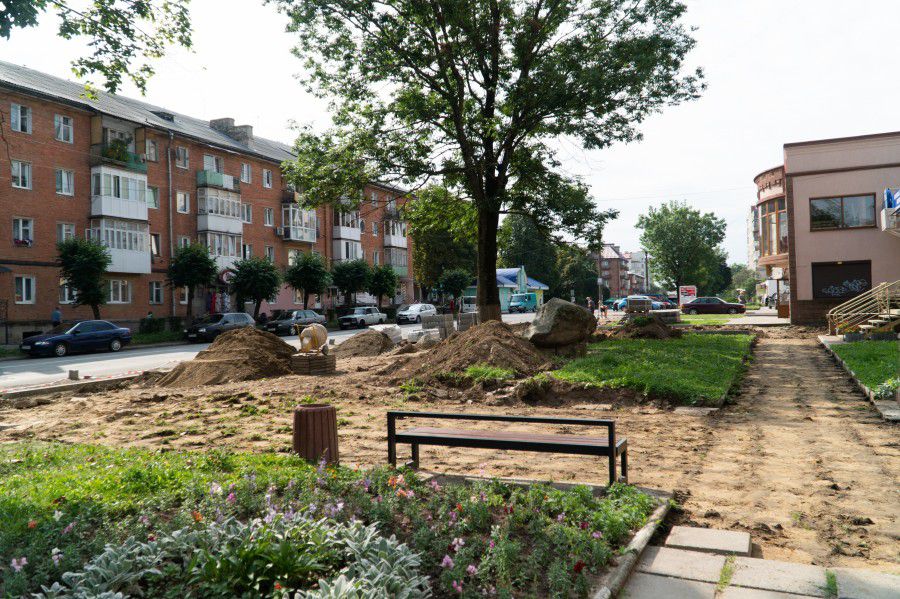 На вул. Підвальна підрядник не лише влаштує брукований тротуар, а й місця для паркування автомобілів | Фото: Володимир Н