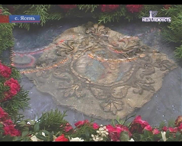 Ікона, вишита срібними нитками, вціліла під час пожежі храму в селі Ясень на Рожнятівщині.