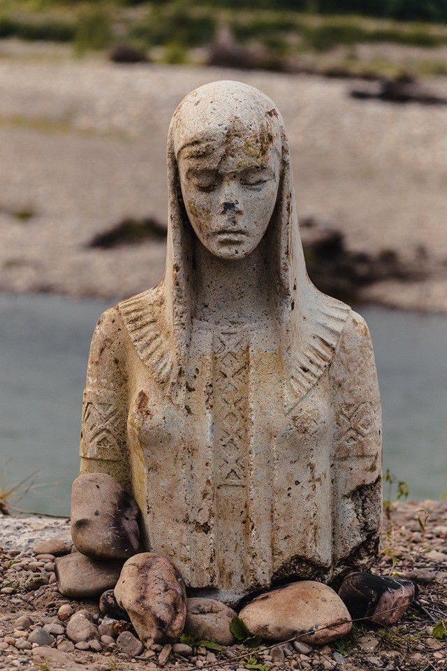 Через опади берег Лімниці, в якому місцеві мешканці облаштували смітник, підмило і статую винесло в річку | Фото: Олекса