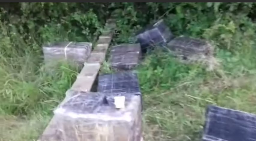 Виявлені 104 ящики тютюнових виробів прикордонники передали співробітникам ДФС.