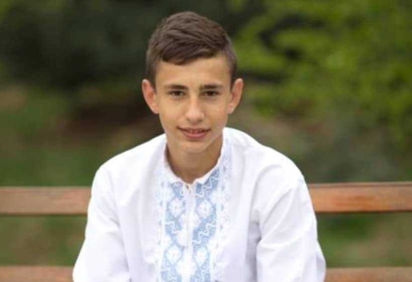 Хлопчик круглий сирота, проживає з бабусею та дідусем, але вони не можуть йому оплатити операцію, ліки та реабілітацію