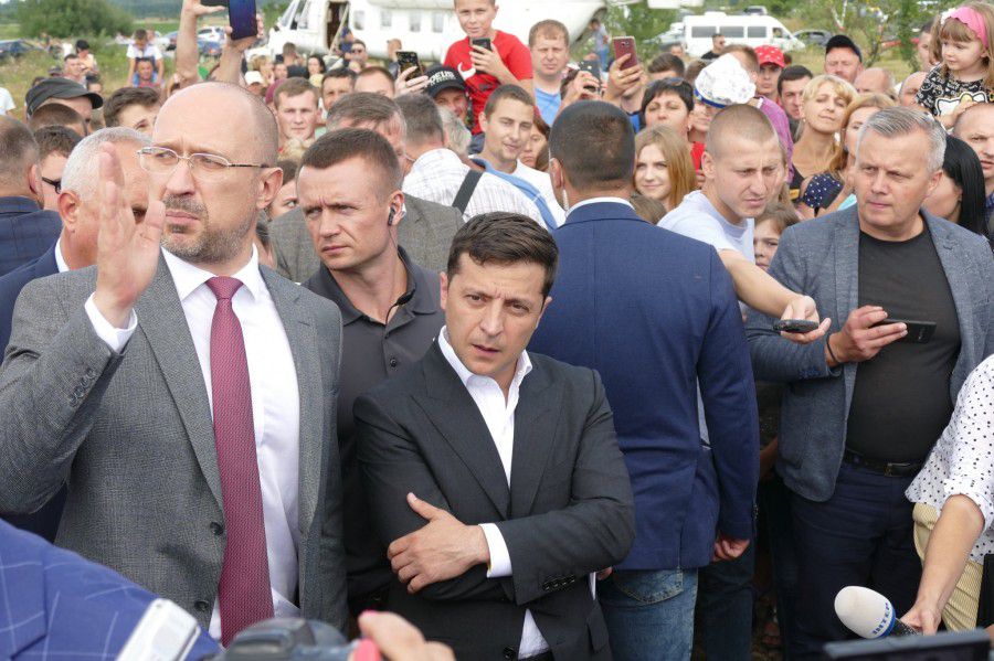 Володимир Зеленський провів нараду на мості в селі Довге-Калуське | Фото: Юрій Рильчук
