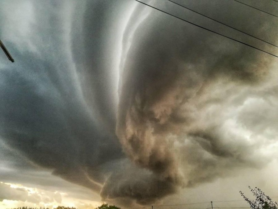Вчора небо над Калушем було красивим і лячним. | Фото: Олег Лукач