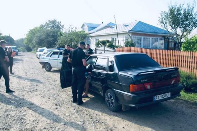 Злочинці заштовхали чоловіка в автомобіль та поїхали в невідомому напрямку.