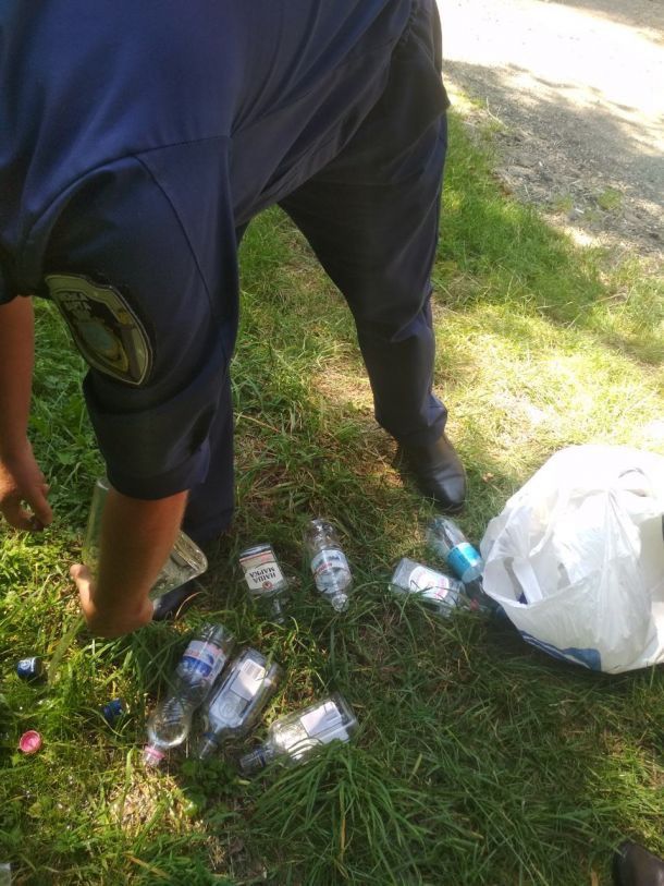 У Калуші на ринку жінка продавала 10 пляшок сурогату.