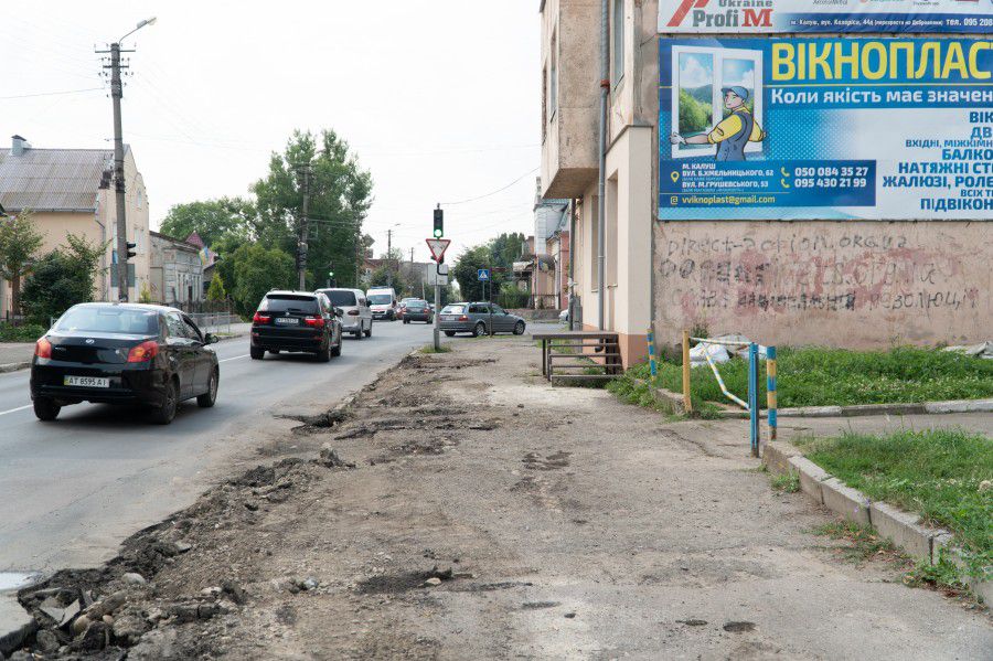 На капремонт тротуару на вулиці Грушевського в бюджеті заклали 400 тисяч гривень | Фото: Володимир Неживело 