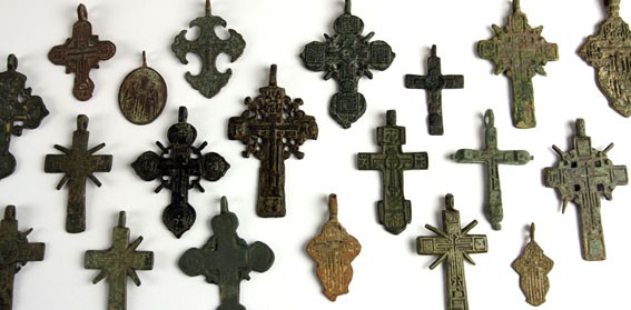 Ілюстрація. Умовно виставку можна розділити на християнські та язичницькі нагрудні вироби