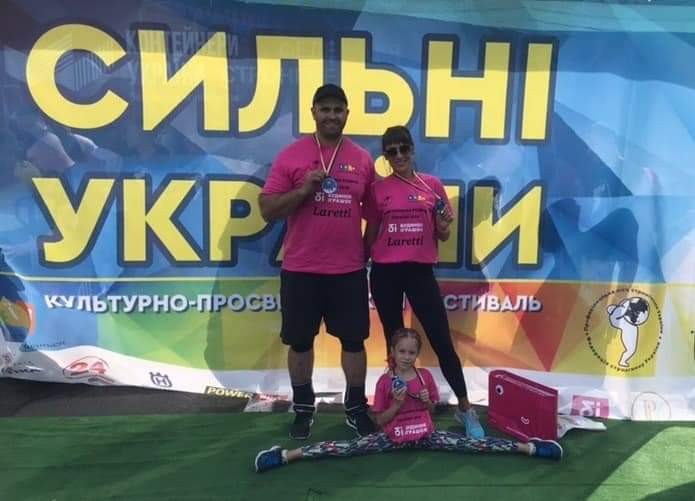 Знаний стронгмен Роман Шмигельський із Рожнятівщини разом із дружиною та донечкою вибороли почесне третє місце