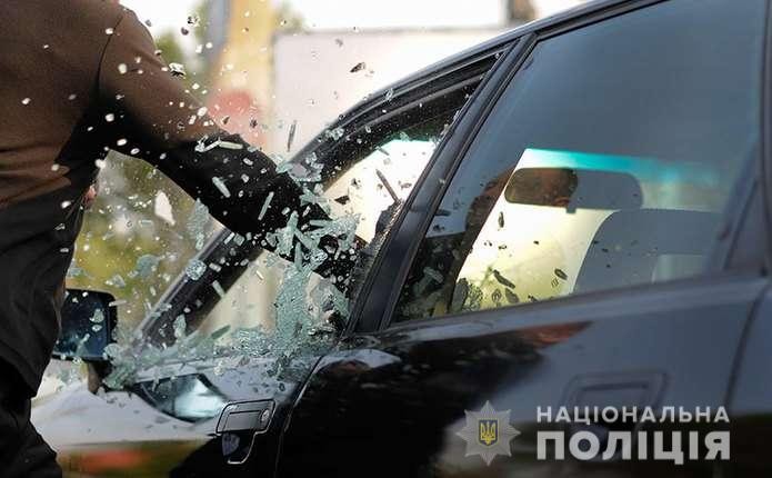 У потерпілого, який знаходився в атомобілі, викрали сумку з грошима.