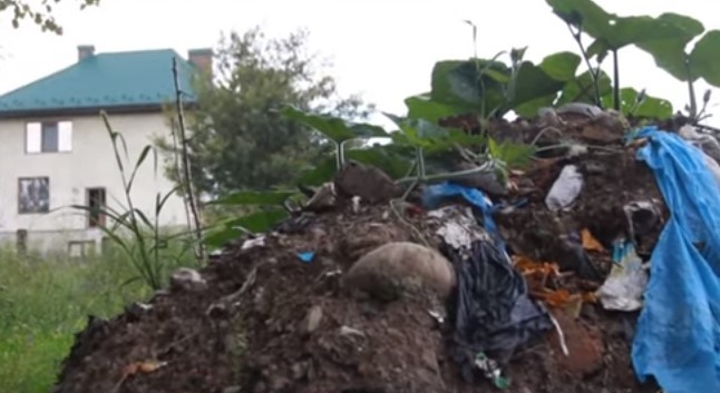 Сміття завозили фурами посеред дня і засипали його глиною