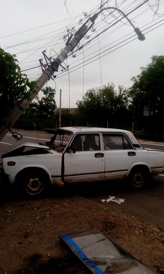Машини зіткнулися і ВАЗ &ldquo;викинуло&rdquo; з дороги | Фото: Олег Ярема, Ігор Мудрик