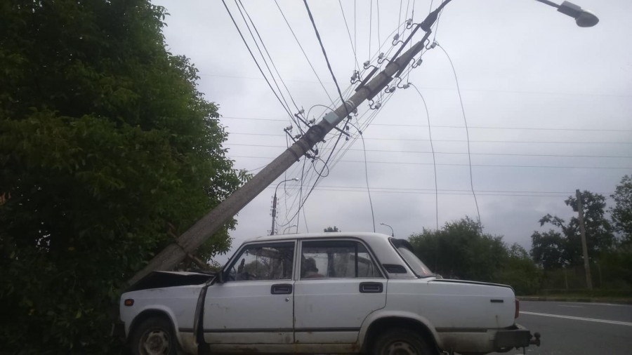 На місце події оперативно приїхали енергетики, щоб відновити електропостачання в цьому мікрорайоні