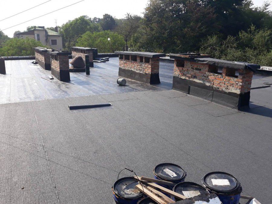 Дах військкомату почали ремонтувати після проливних дощів, які залили Калуш у травні