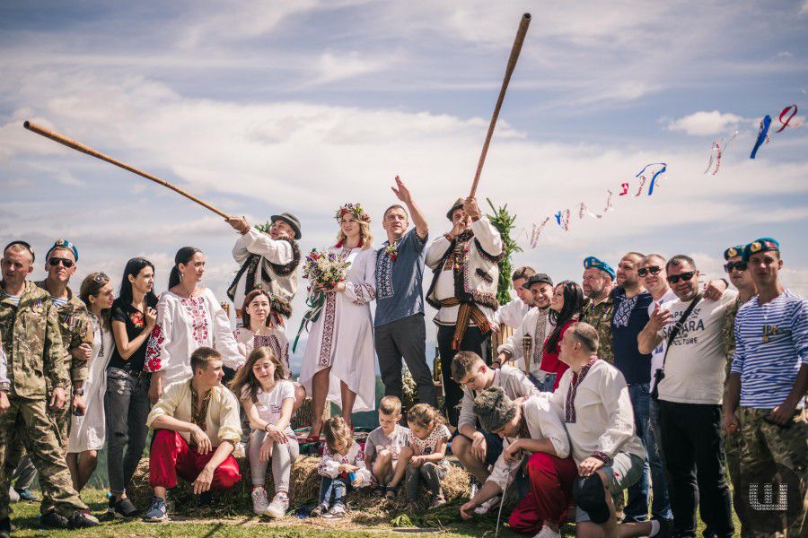 Весілля на висоті 1565 метрів над рівнем моря святкували за гуцульськими традиціями. | Фото: Ірина Болеста