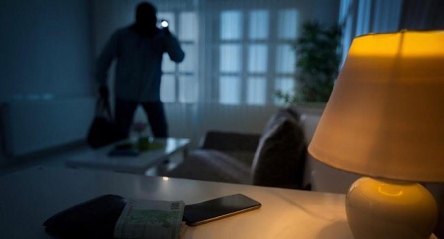 Ілюстрація. Поліцейські розшукують зловмисників, які обікрали квартиру калушанина.