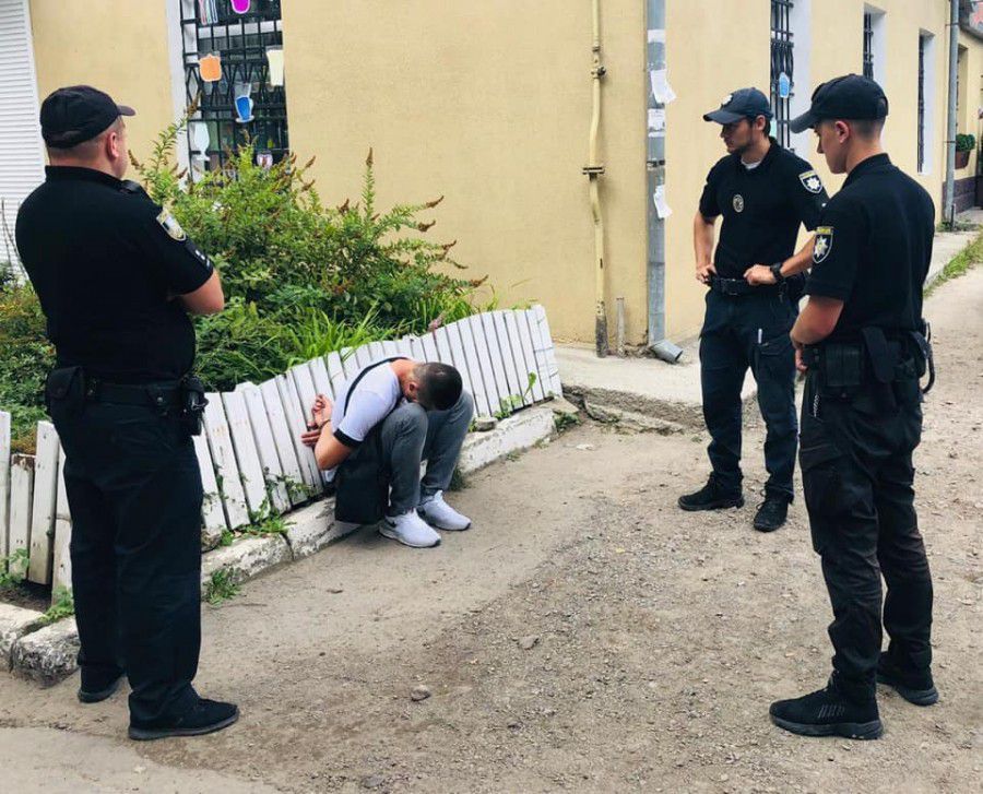 У затриманих вилучено валюту та вироби із золота