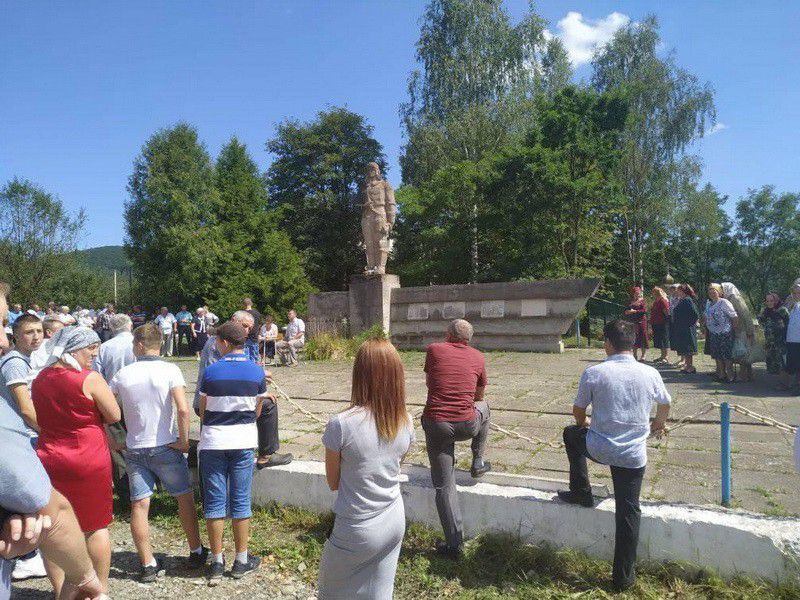 Після голосування прийняли рішення залишити пам&rsquo;ятник. За проголосували приблизно 70 людей. Проти &mdash; четверо