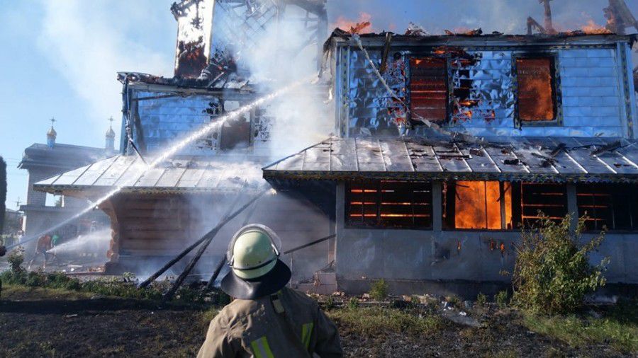 У Новоселиці згоріли церква і дзвіниця | Фото: УДСНС, Віталій Мацьоцький