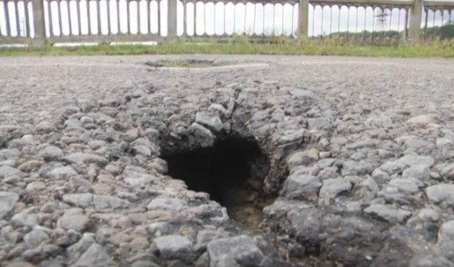 Місцевим мешканцям уже уривається терпець, адже їхні будинки знаходяться буквально в кількох метрах від дороги