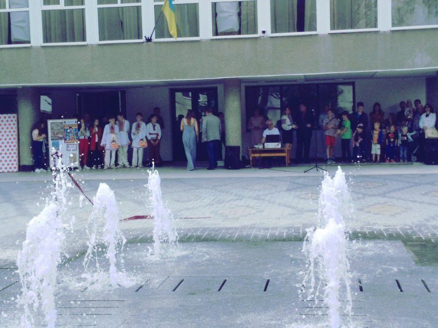 Щоб взяти участь у конкурсі, необхідно сфотографуватися біля пішохідного фонтану, що на площі перед палацом культури &qu