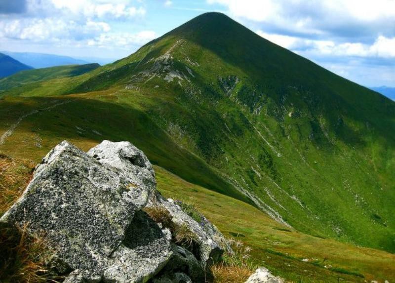 Для проведення аварійно-рятувальних робіт на гору Говерла направили 6 рятувальників. 