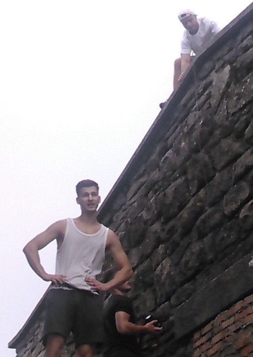 Неправомірні дії молодиків зафільмувала камера спостереження.