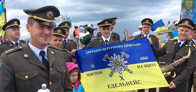 Військовий оркестр виконав гімн України на висоті 2061 м над рівнем моря.