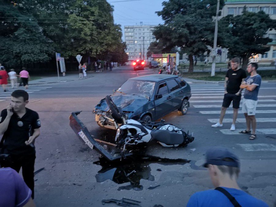 На проспекті зіткнулися "Жигулі" та мотоцикл | Фото: Михайло Слободяник